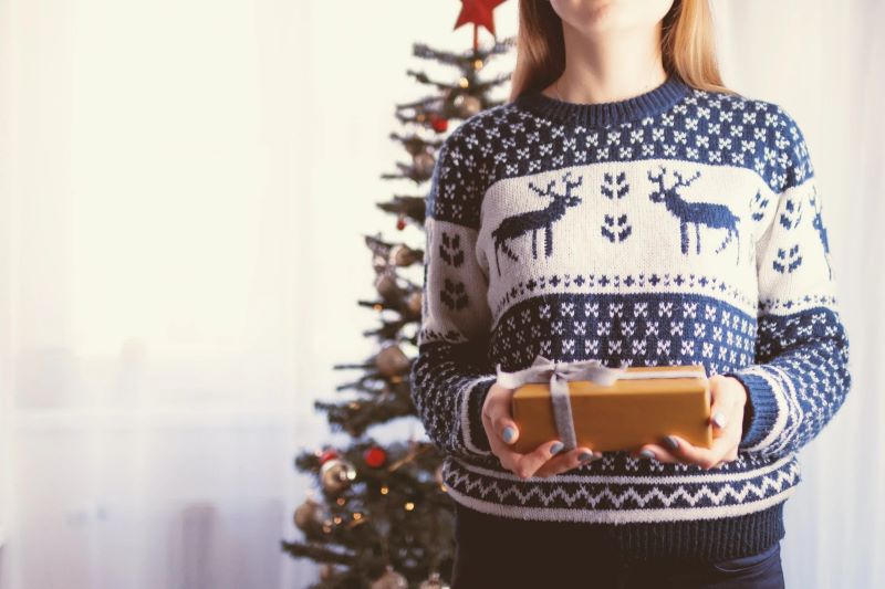 girl hold the gift box in her hands