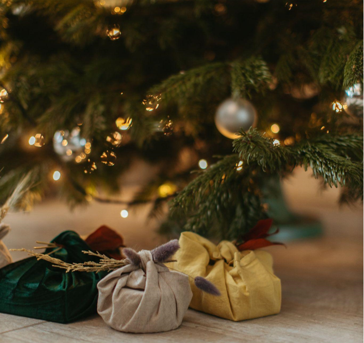 How a Christmas Tree with Lights and a Star Topper Can Add Magic to Your Company Dinner